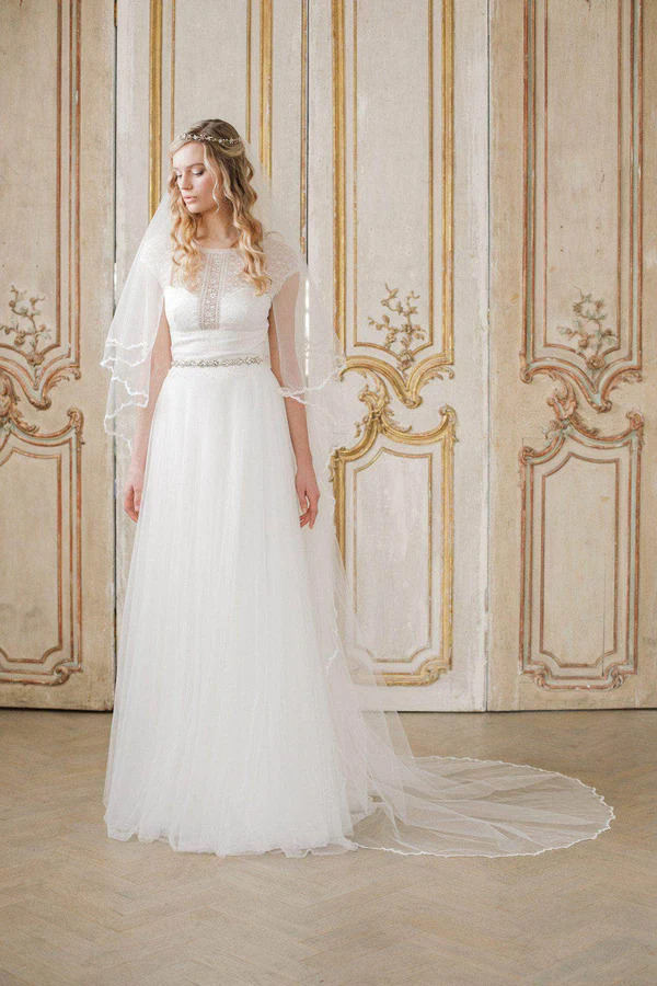 Two_tier_lace_edge_wedding_veil-_Millie-_Britten_weddings_600x